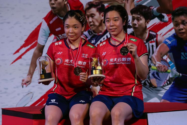 Pasangan ganda putri unggulan pertama China, Chen Qing Chen/Jia Yi Fan menerima medali usai bertanding melawan ganda putri Indonesia Apriyani Rahayu/Siti Fadia Ramadhanti  pada pertandingan final Indonesia Masters 2022 di Istora Senayan, Jakarta, Minggu (12/6/2022). Mereka tampil sebagai juara ganda putri setelah menang dengan skor 21-18, 21-12.