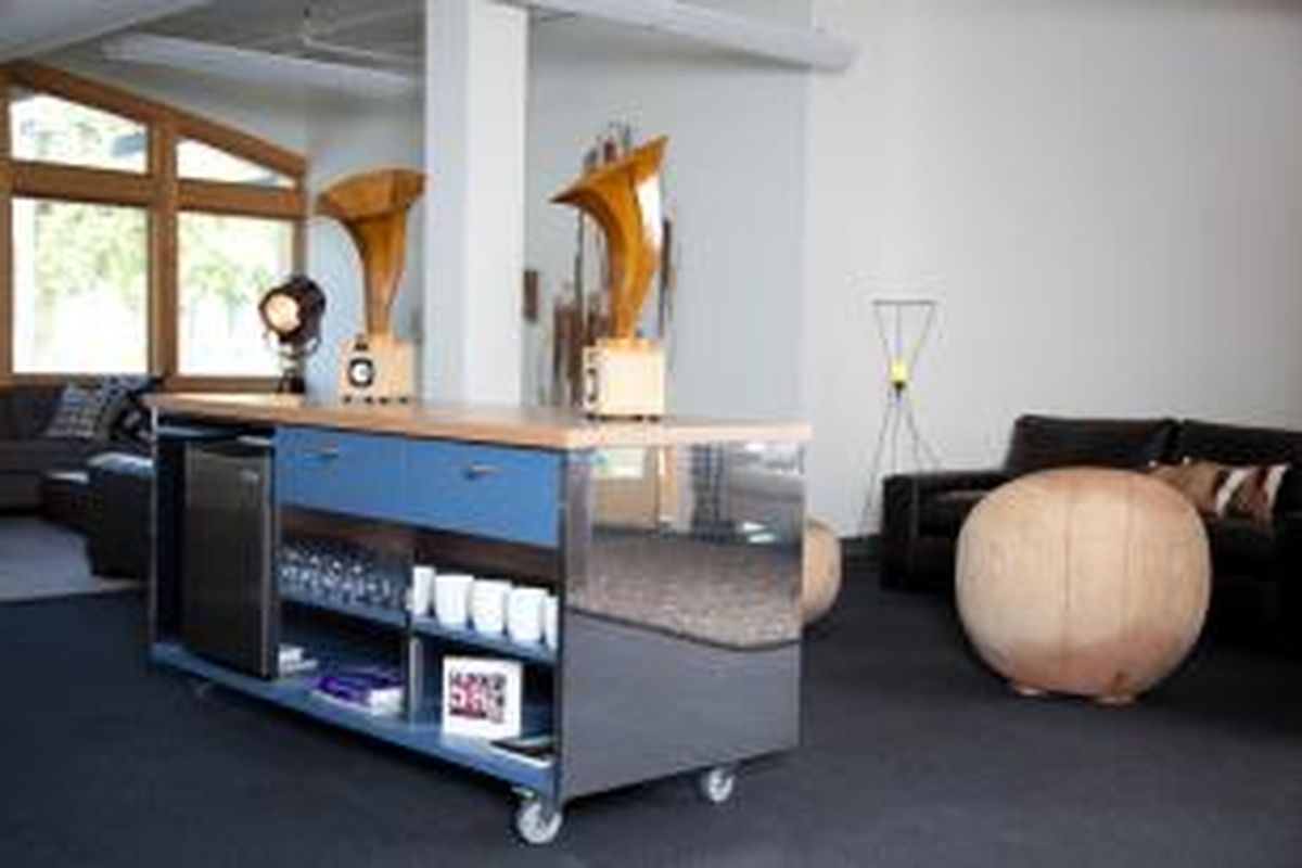 Terletak di kawasan taman selatan San Francisco, kantor pusat Instagram dikembangkan oleh studio desain lokal Geremia. Rancangannya benar-benar dipengaruhi oleh falsafah perusahaan media sosial tersebut.
