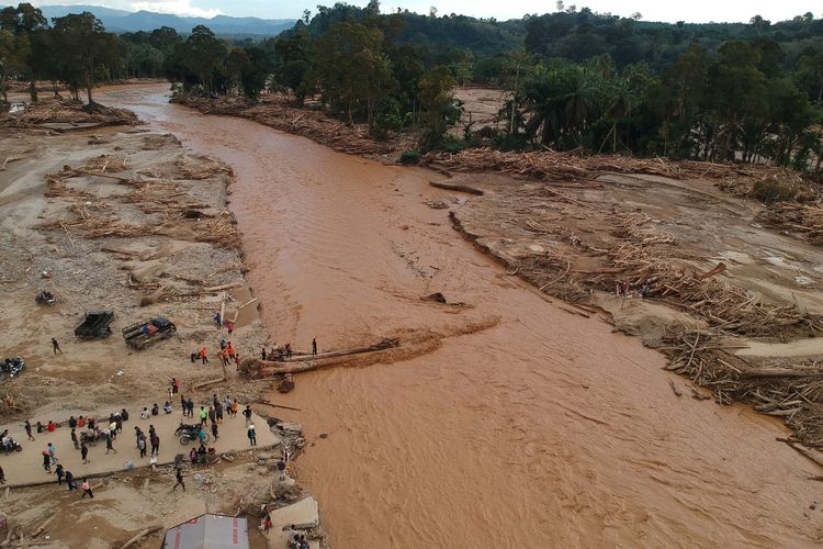 Foto udara kondisi jalan yang putus akibat banjir bandang di Desa Aek Garoga, Kecamatan Batang Toru, Kabupaten Tapanuli Selatan, Sumatera Utara, Minggu (30/11/2025). Bencana banjir bandang yang terjadi pada Selasa (25/11) lalu menyebabkan rumah warga rusak, kendaraan hancur, jalan dan jembatan putus.