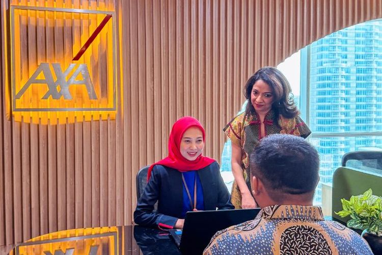 Niharika Yadav, Presiden Direktur AXA Financial Indonesia sedang melayani nasabah saat Opening Walk-In Centre Terbaru di AXA Tower. 