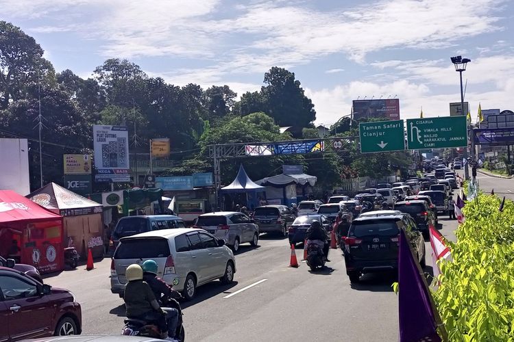 Situasi arus lalu lintas di Jalur Puncak Bogor, Jawa Barat, Selasa (3/5/2022) pagi.