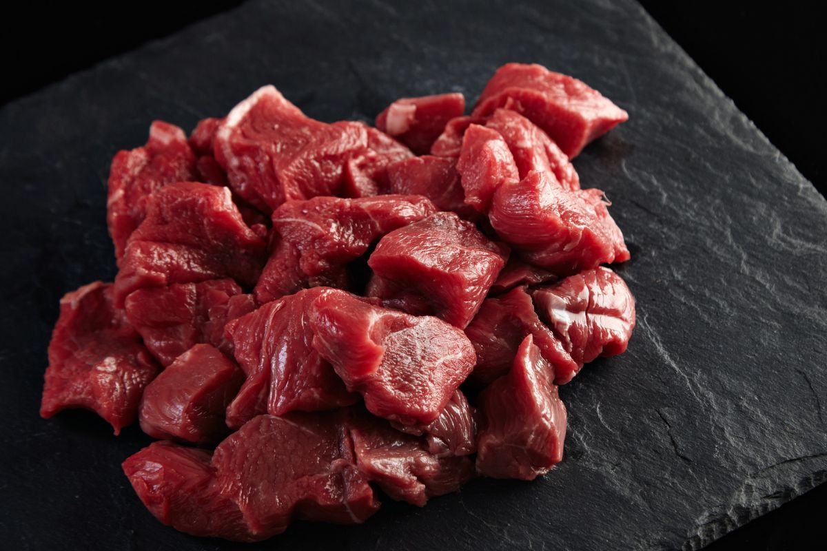 Ilustrasi daging merah. Daging merah adalah sumber protein, zat besi, seng, dan vitamin B12 yang baik bagi kesehatan, tetapi jika makan berlebihan memicu masalah kesehatan.