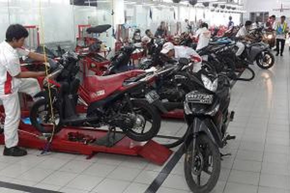 Suasana servis di bengkel Astra Honda Motor