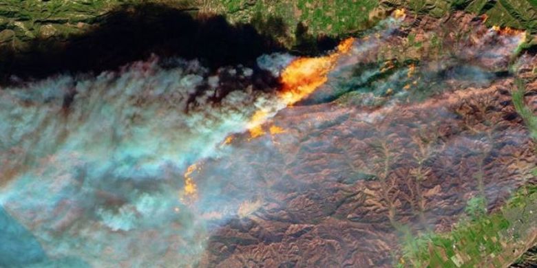 Citra satelit memperlihatkan api Thomas, di sebelah utara Los Angeles, yang telah menyebar sejauh pantai Pasifik. (BBC)