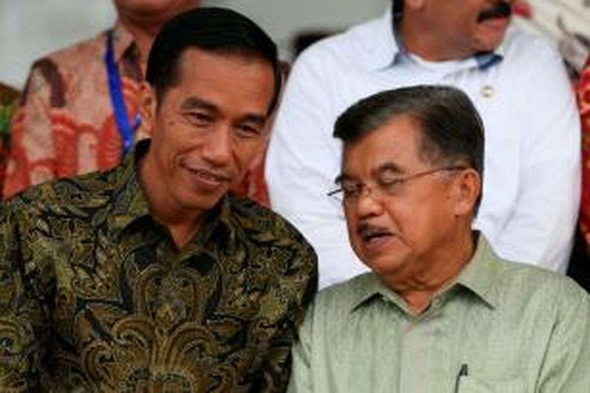 Presiden Joko Widodo dan Wakil Presiden Jusuf Kalla berbincang disela-sela foto bersama bupati peserta Rapat Koordinasi di Istana Bogor, Jawa Barat, Jumat (23/1/2015). Dalam keterangan kepada wartawan, Presiden meminta proses hukum terhadap Wakil Ketua KPK, Bambang Widjojanto dilakukan secara obyektif.