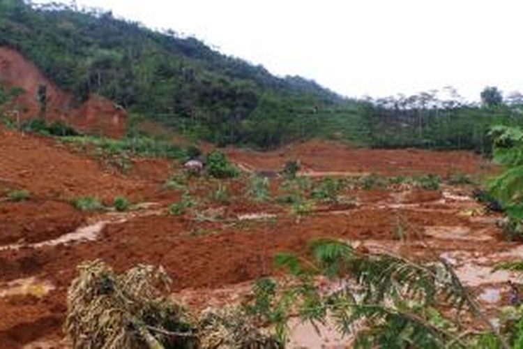 Lokasi bencana longsor yang menimpa puluhan rumah di Dusun Jemblung Desa Sampang Kecamatan Karangkobar, Sabtu (13/12/2014). 