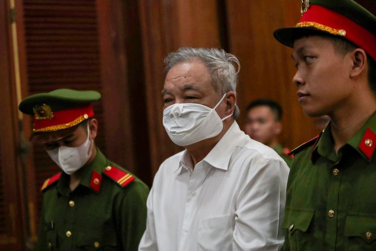 Taipan minuman ringan Vietnam Tran Qui Thanh (tengah) saat hadir di pengadilan Ho Chi Minh City pada Kamis (25/4/2024). Tran Qui Thanh dipenjara delapan tahun atas kasus suap 40 juta dollar AS (Rp 648 miliar)