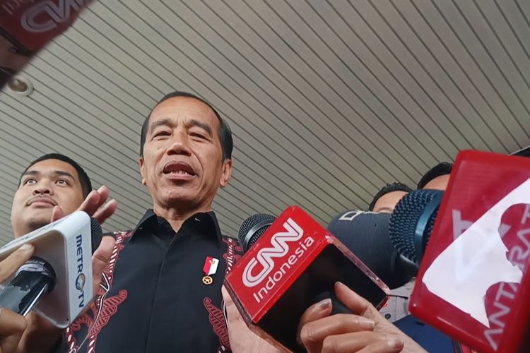 Presiden Joko Widodo saat memberikan keterangan pers usai menghadiri Kongres ke-12 Himpunan Mahasiswa Buddhis Indonesia (Hikmahbudhi) di Ancol, Jakarta Utara, Kamis (28/3/2024).