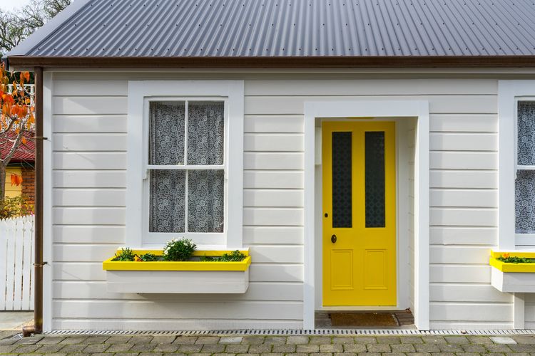 Ilustrasi warna pintu untu rumah putih. 