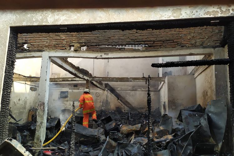 Lima orang tewas dalam kebakaran yang melanda rumah tinggal di Jalan Tambora 1,  RT 10 RW 02, Kelurahan Tambora, Kecamatan Tambora, Jakarta Barat, pada Rabu (8/12/2021) dini hari. 
