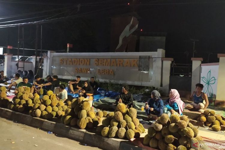 Ruas jalan di Kelurahan Sawah Lebar mendadak jadi obyek wisata buah durian.