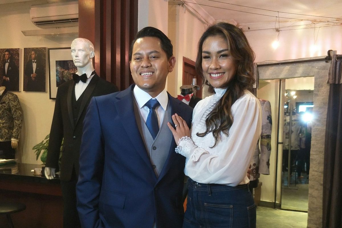 Presenter Melanie Putria bersama calon suaminya, dokter Aldico Sapardan saat fitting baju pengantin di rumah kode Brutus, di kawasan Pinangsia, Jakarta Barat, Rabu (26/1/2022).