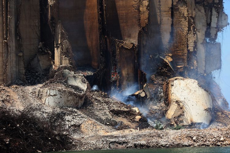 Silo penyimpan biji-bijian di lokasi ledakan Lebanon 2020, Beirut, terbakar pada Kamis (14/7/2022).
