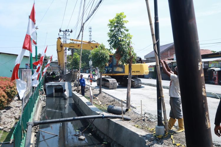 Proses pembangunan jalan dan drainase di Jalan Hasanusin, Kota Semarang.