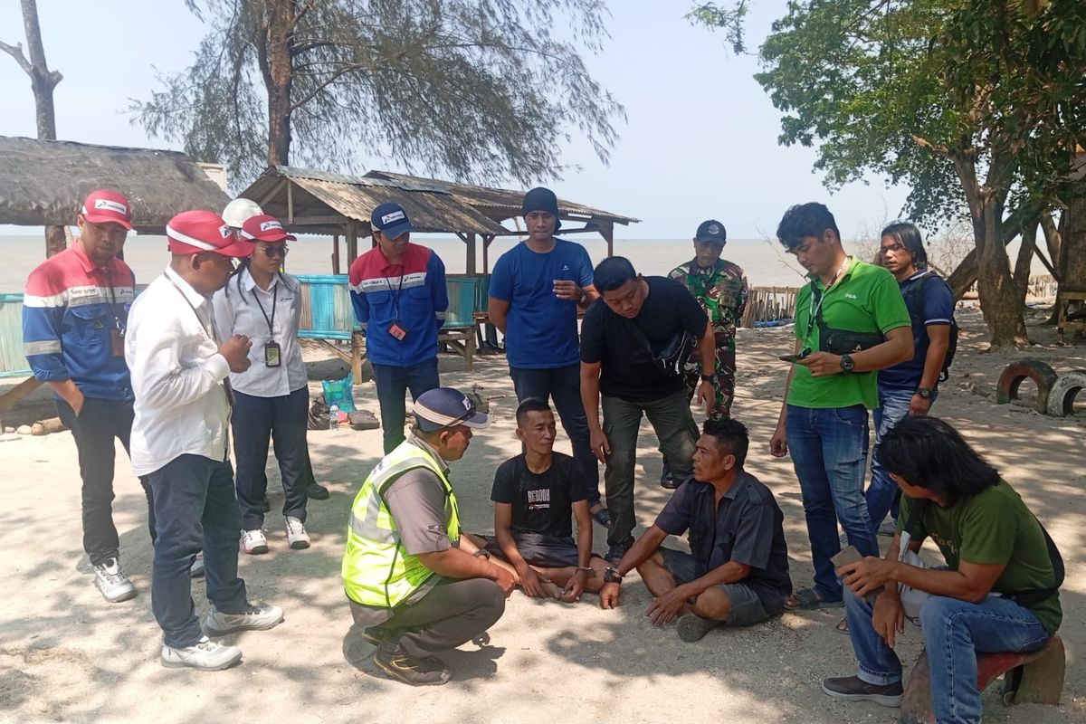 Tim FIQR TNI Angkatan Laut Lantamal 1 Belawan saat menangkap 3 orang sindikat pencurian avtur di Pantai Dewi Indah, Kecamatan Pantai Labu, Deli Serdang, Rabu (11/2/2025)
