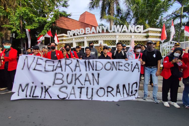 Massa yang terdiri dari mahasiswa dan masyarakat sipil juga membawa boneka pocong serta dupa dan kembang sebagai simbol matinya demokrasi.