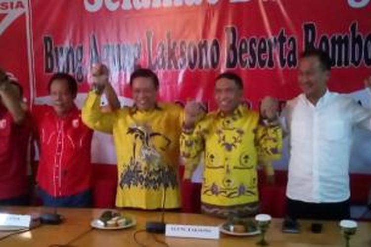 Ketua Umum Partai Golkar versi Munas Jakarta, Agung Laksono, ketika bertemu Ketua Umum Partai Keadilan dan Persatuan Indonesia (PKPI) Sutiyoso 
