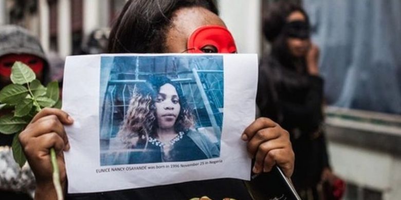 Seorang pekerja seks migran di Belgia menunjukkan foto Eunice Osayande, seorang pekerja seks asal Nigeria yang tewas ditikam pada Juni 2018. Osayande menjadi korban perdagangan manusia ketika tiba di Brussels pada 2016.