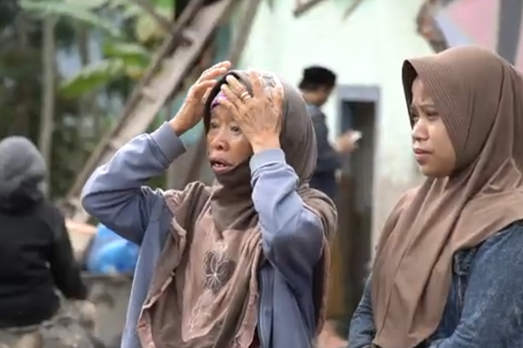 Sumiyati tampak tidak percaya melihat kondisi rumahnya rusak diterjang erupsi Gunung Semeru