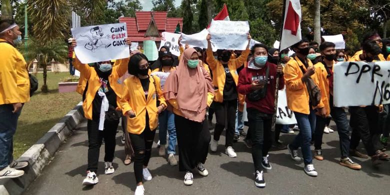 Ratusan peserta aksi dari Aliansi Mahasiswa Kotawaringin Barat menyampaikan penolakan terhadap pengesahan UU Cipta Kerja di Gedung DPRD Kotawaringin Barat, Senin (12/10/2020). 
