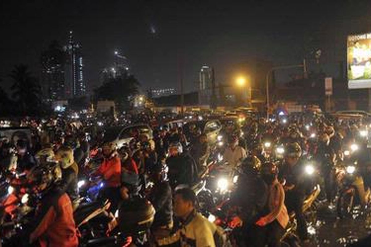 Lalu lintas di daerah Kembangan Jakarta semrawut, Rabu malam (16/1/2013)
