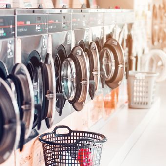 Ilustrasi laundromat atau laundry koin, mencuci pakaian di laundry koin.