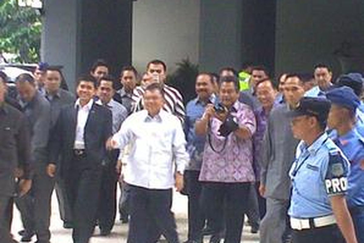 Mantan Wakil Presiden, Jusuf Kalla, tiba di Gedung DPR untuk memberikan kesaksian di Pansus Angket Bank Century