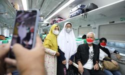 Ikut Mudik Bareng Warga ke Semarang, Ganjar Cerita Masa Lalunya Naik Kereta Api