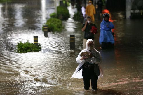BERITA FOTO: Banjir, Jalan Kemang Raya Tak Bisa Dilalui Kendaraan