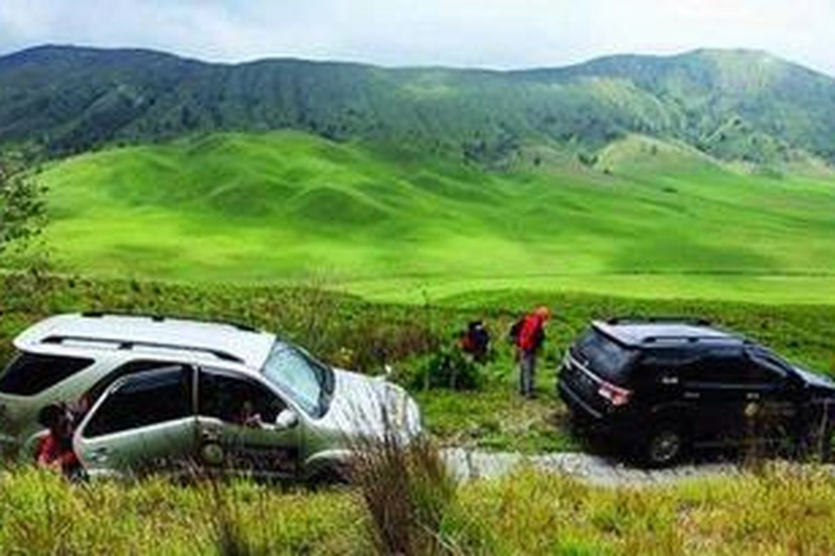 Tim Ekspedisi Cincin Api Kompas menikmati keindahan alam Bromo di Desa Ngadas, Kecamatan Poncokusumo, Kabupaten Malang, pertengahan November 2011.