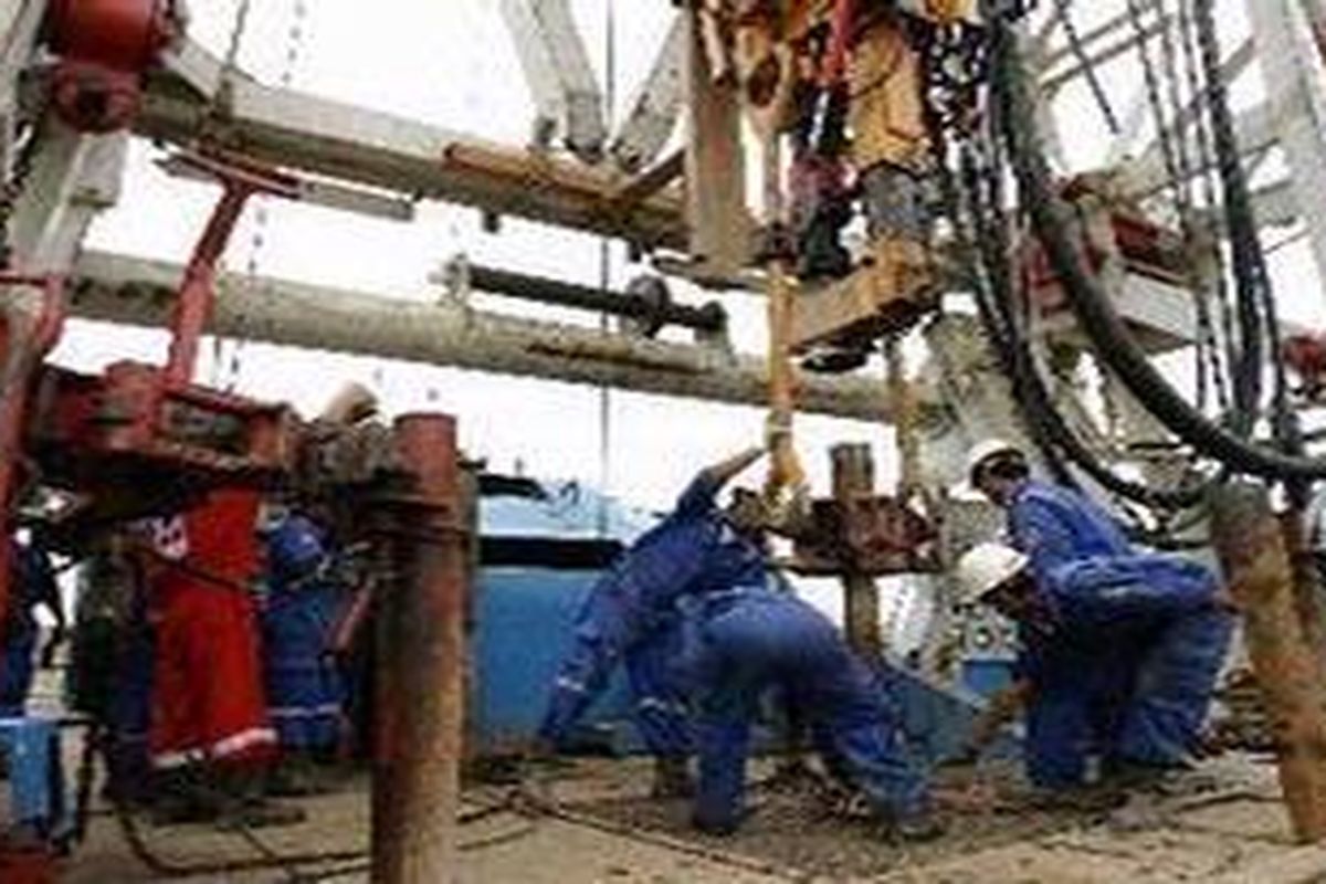 Pengeboran minyak di Rig OW 700/40 milik Pertamina EP di Desa Samudra Jaya, Kecamatan Bekasi, Jawa Barat, mencapai kedalaman 2.150 meter, Selasa (27/3). Minyak mentah dari anjungan ini diolah di kilang minyak Balongan untuk memenuhi kebutuhan nasional.