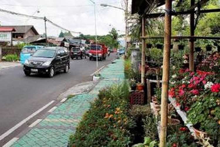 Suasana sore di Kota Tomohon, Sulawesi Utara, Kamis (25/6). Bangunan kios bunga banyak terdapat di pinggir jalan. Tomohon dikenal sebagai kota bunga.