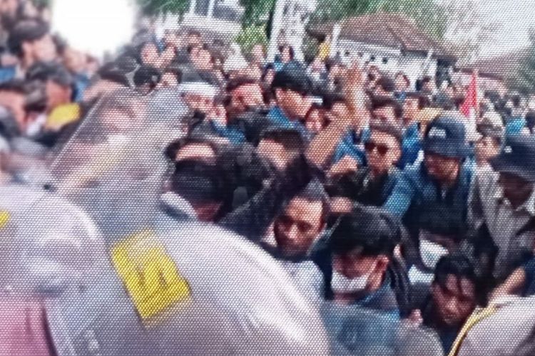 Aksi seribuaan mahasiswa di Mataram di gedung DPRD NTB, Selasa (5/9/2022) berujung ricuh. masa mahasiswa melempar aparat dengan batu dan merusak gerbang selatan Kantor DPRD NTB hingga roboh.