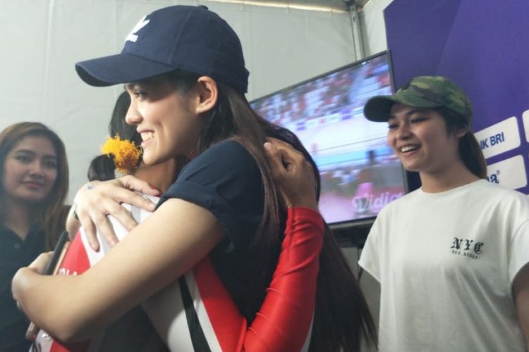 Sheryl Sheinafia memeluk Sri Sugianti, atlet sepeda Asian Para Games  2018, di Jakarta International Velodrome, Rawamangun, Jakarta Timur, Kamis (11/10/2018).