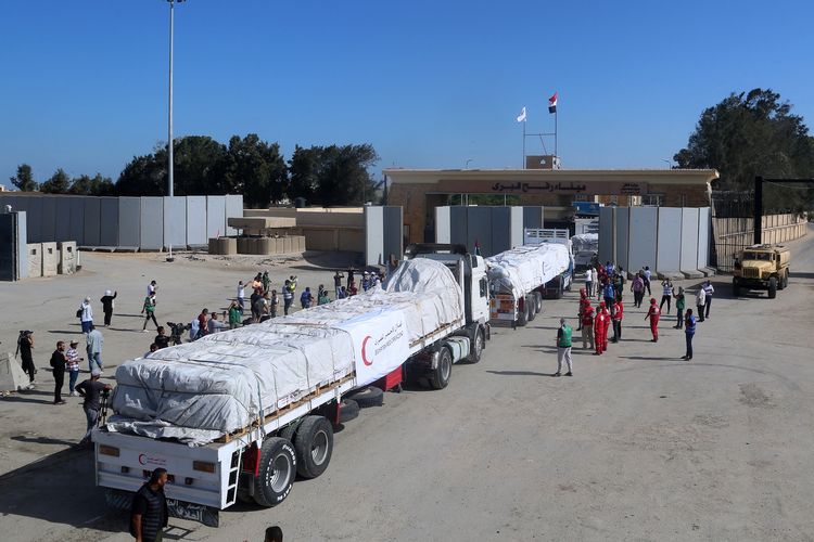 Konvoi truk bantuan kemanusiaan memasuki perbatasan Rafah dari Mesir menuju Jalur Gaza pada Sabtu (21/10/2023). Sebanyak 20 truk gelombang pertama ini membawa bantuan untuk para korban perang Israel-Hamas.