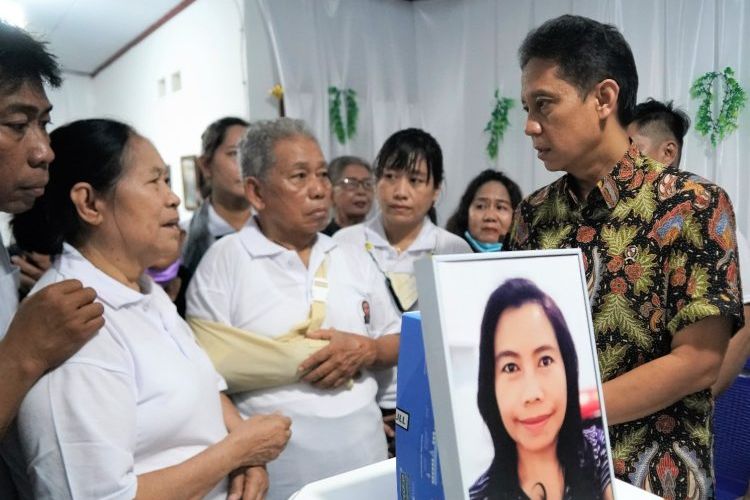 Menteri Kesehatan Budi G. Sadikin didampingi Direktur Jenderal Tenaga Kesehatan Arianti Anaya melayat ke rumah duka mendiang dr. Mawartih Susanty, Sp.P., biasa dipanggil dr. Mawar, di Kota Makassar, Sulawesi Selatan, pada Senin (13/3) sebagai bentuk penghormatan terhadap dedikasi almarhumah.