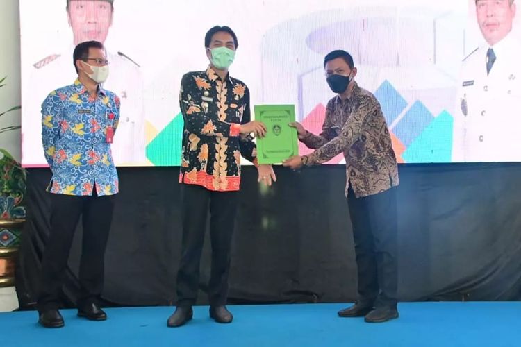 Bupati Madiun menerima Penghargaan Percepatan Pembangunan Desa 2021 