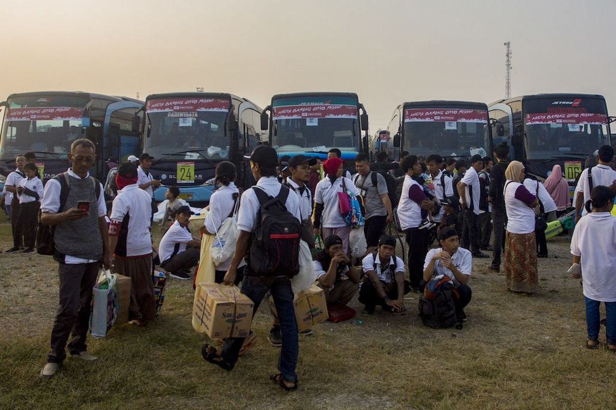 Pemudik bersiap menaiki bus saat Mudik Bareng BUMN 2018  di Pantai Karnaval Ancol, Jakarta, Sabtu (9/6). Sebanyak 62 BUMN bekerja sama dalam Program Mudik Bareng BUMN 2018 yang memberangkatkan 206.209 pemudik atau naik 74,43 persen dari tahun 2017 dengan armada bus sebanyak 3.490 unit, 98 kapal laut, 37 kereta api, serta 52 penerbangan dengan 177 kota tujuan di seluruh Indonesia. ANTARA FOTO/Galih Pradipta/foc/18. 