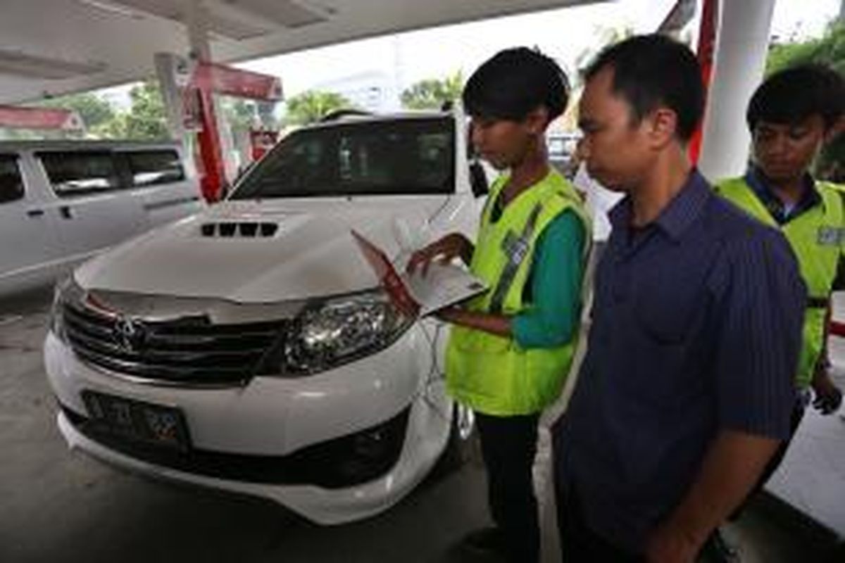 Petugas mengecek jaringan Radio Frequency Identification (RFID) melalui laptop yang terpasang di salah satu mobil mewah di SPBU kawasan Tanah Abangi, Jakarta Pusat, Selasa (3/12/2013). Pertamina dan PT Industri Telekomunikasi Indonesia (INTI) mulai melakukan pemasangan RFID untuk memantau penggunaan BBM bersubsidi melalui 5.027 SPBU dan 92.000 nozel (pompa bensin) di seluruh Indonesia dengan target selesai pada Juli 2014.