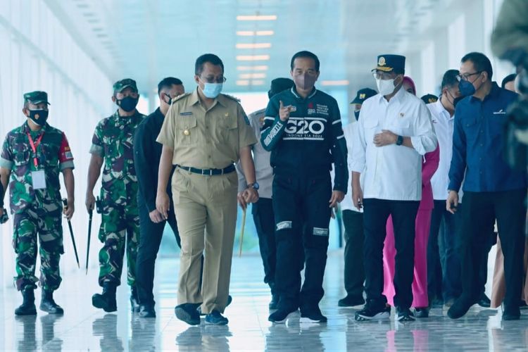 Presiden Joko Widodo dan rombongan tiba saat meninjau fasilitas di Bandara Internasional Zainuddin Abdul Madjid, Kabupaten Lombok Tengah, NTB, Kamis (13/1/2022).