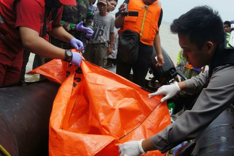 Potongan tubuh, barang-barang penumpang dan serpihan pesawat kembali ditemukan tim gabungan di lokasi jatuhnya pesawat Lion Air JT 610 di Pantai Tanjungpakis, Desa Tanjungpakis, Kecamatan Pakisjaya, Kabupaten Karawang, Jawa Barat, Selasa (30/10/2018).