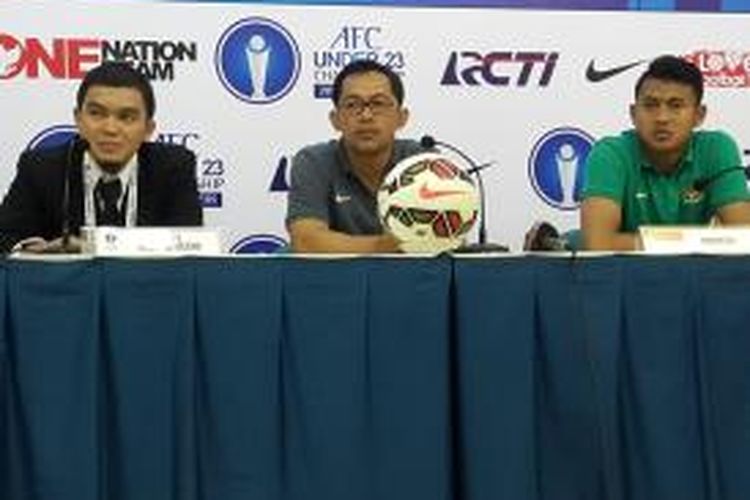 Aji Santoso (tengah) dan Muhammad Natshir (kanan) menjalani sesi konferensi pers usai laga Kualifikasi Piala AFC U-23 kontra Brunei Darussalam, Minggu (29/3/2015)