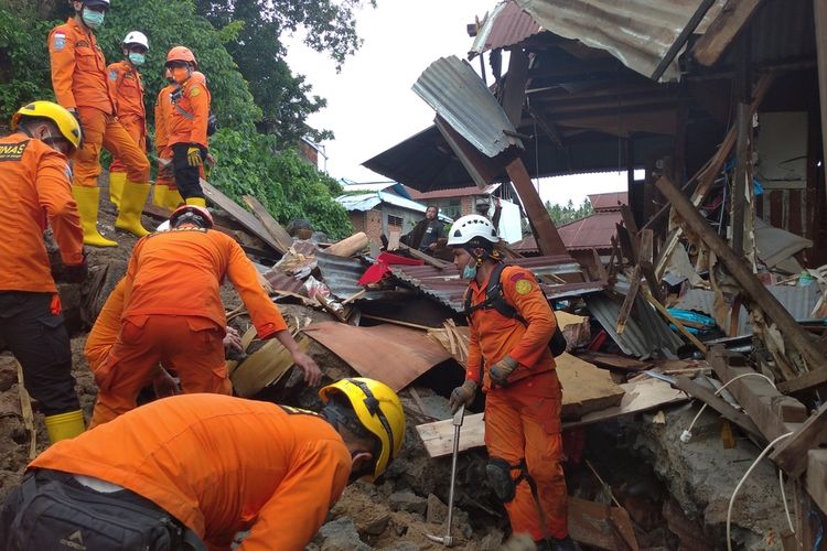 Tim SAR Manado, lanjutkan pencarian korban tertimbun di jalan Sea, Malalayang, Minggu (17/01/2020)
