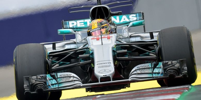 Pebalap Mercedes, Lewis Hamilton, tampil pada sesi latihan GP Austria di Sirkuit Red Bull Ring, Austria, Jumat (7/7/2017).