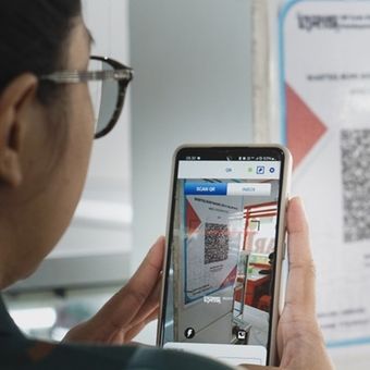 Penggunaan QRIS untuk transaksi digital.