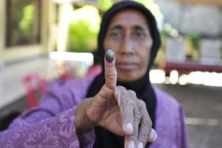 Ilustrasi mencoblos. Foto diambil saat pemilihan Wali Kota dan Wakil Wali Kota Surabaya periode 2010-2015 di TPS 04, Kelurahan Sukolilo, Kecamatan Bulak, Surabaya. 