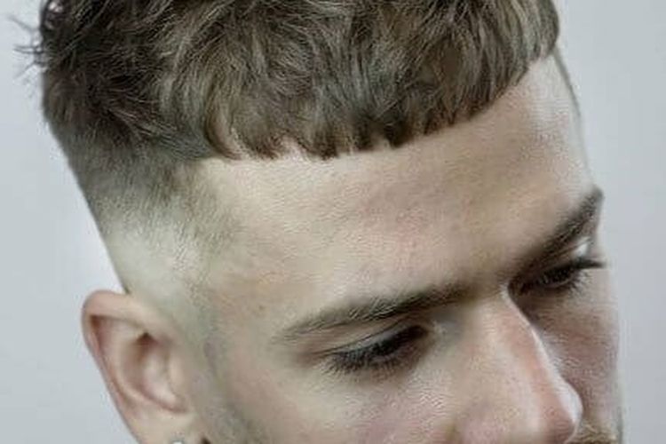 Jika mencari model rambut pria yang trendi tapi tidak terlalu pendek dan tidak membuat kepala terkesan lebih kecil, cobalah model rambut Caesar.