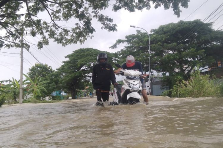 Banjir akibat luapan Kali Lamong, yang semula hanya merendam 5 desa, kini sudah membuat 15 desa di Kabupaten Gresik terendam air, Jumat (5/11/2021).