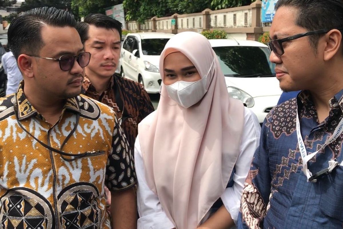 Septia didampingi kuasa hukumnya saat ditemui di Pengadilan Agama (PA) Jakarta Timur, Selasa (10/1/2023). 