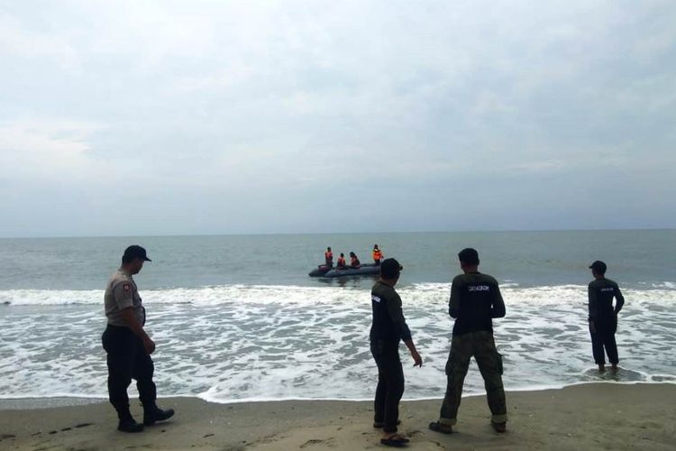 Tim pencari nelayan tenggelam di Desa Alue Dua Paya Gajah, Kecamatan Peureulak, Kabupaten Aceh Timur, Jumat (19/7/2019). 